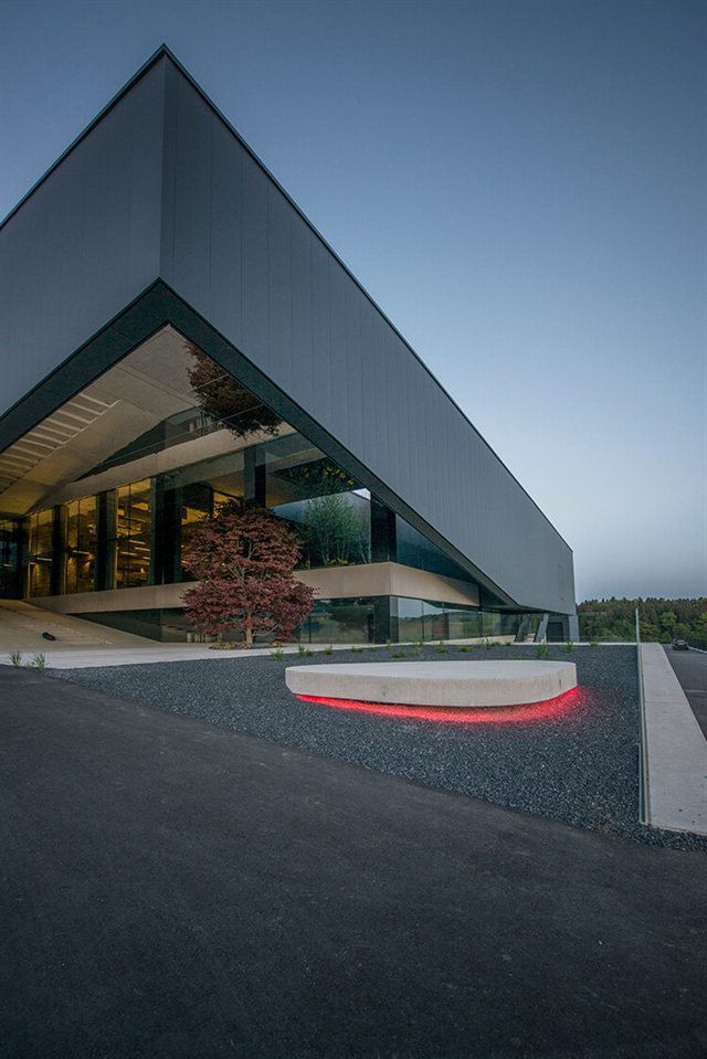 Firmenzentrale von STEINBAUER in der Abenddämmerung